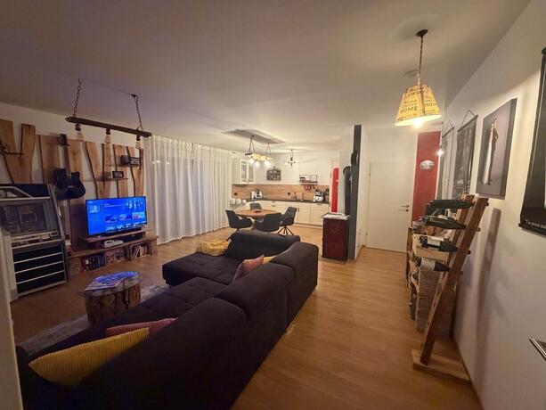 Reihenhaus Pinkafeld Wohnbereich – offener Wohn-Ess-Kochbereich mit Sofa, Essplatz und Küchenzeile