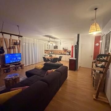 Reihenhaus Pinkafeld Wohnbereich – offener Wohn-Ess-Kochbereich mit Sofa, Essplatz und Küchenzeile
