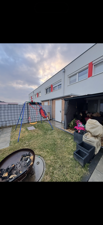 Modernes Badezimmer mit schwebendem Waschtischunterschrank, Spiegel und Hochschrank in Holz-Anthrazit-Optik