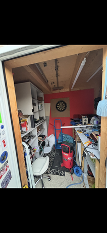 Technikraum der Maisonettewohnung in Neudörfl mit Abstellfläche und Werkzeug