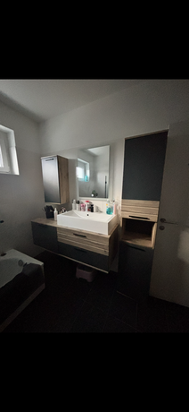 Modernes Badezimmer mit schwebendem Waschtischunterschrank, Spiegel und Hochschrank in Holz-Anthrazit-Optik