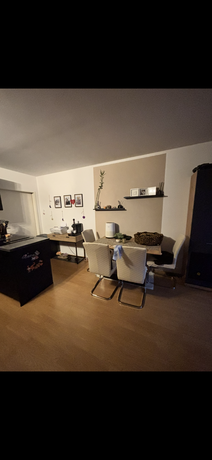 Offener Wohn- und Essbereich der Maisonettewohnung in Neudörfl mit Esstisch, Stühlen und Küchenzeile