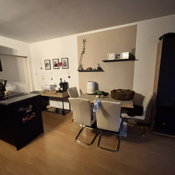 Offener Wohn- und Essbereich der Maisonettewohnung in Neudörfl mit Esstisch, Stühlen und Küchenzeile