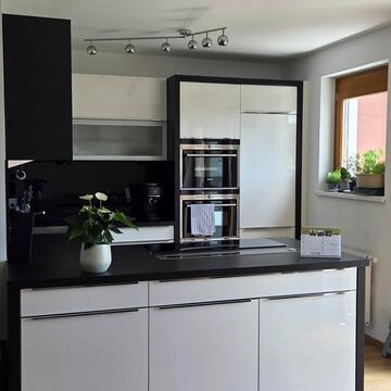 Dunkle Küche mit Kücheninsel in der Wohnung