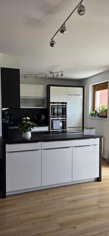 Dunkle Küche mit Kücheninsel in der Wohnung