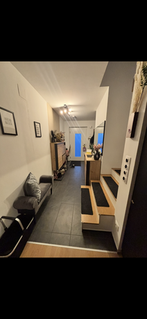 Eingangsbereich und Flur der Maisonettewohnung in Neudörfl mit Treppe ins Obergeschoss und Garderobe