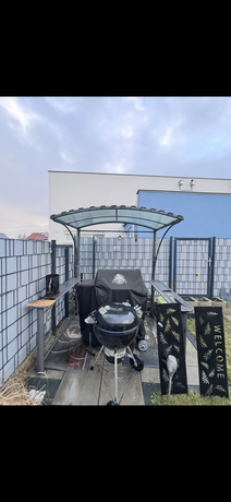 Privatgarten der Maisonettewohnung in Neudörfl mit überdachtem Grillbereich und Sichtschutzzaun