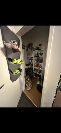 Abstellraum mit Regalen und Wandorganizer in der Maisonettewohnung Neudörfl