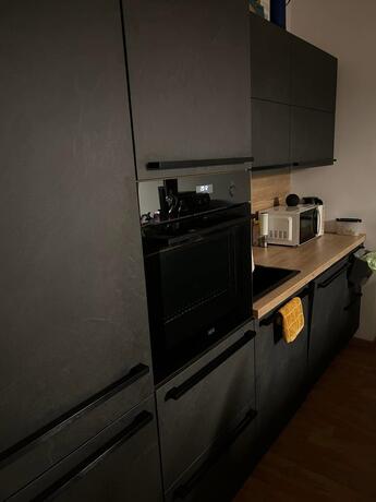 Moderne Küche in Anthrazit mit Einbaubackofen und Mikrowelle