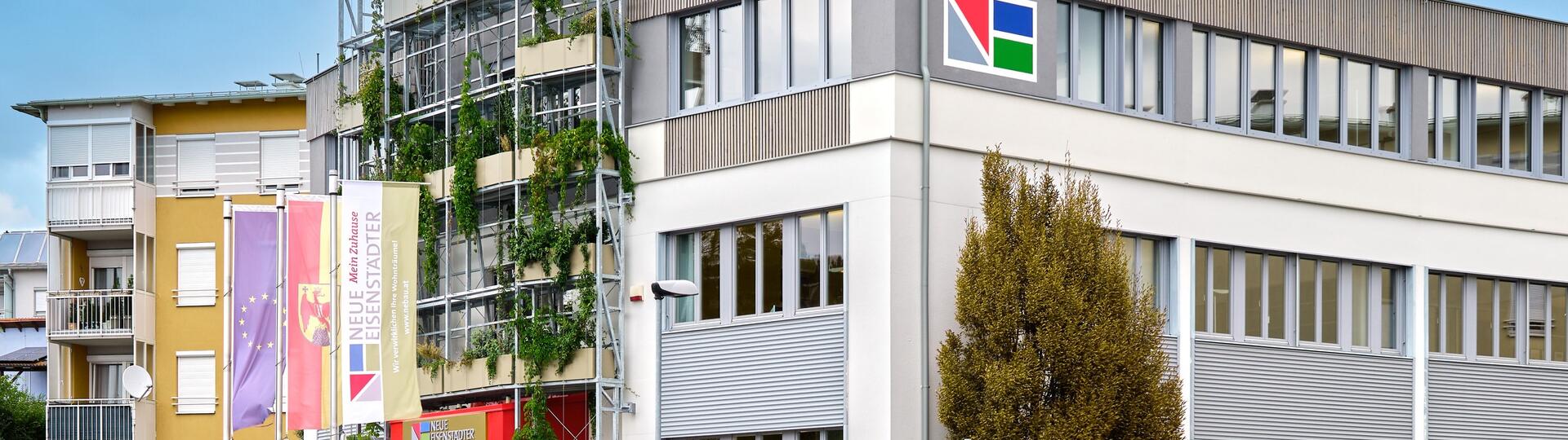 Modernes Bürogebäude der Neue Eisenstädter mit heller Fassade und Glasfronten.